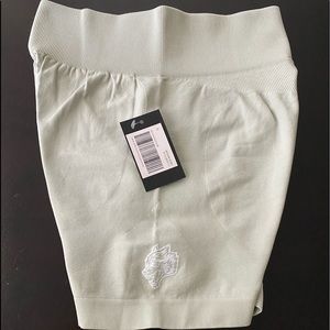 Womens Darc Sport She Wolves Seamless Everson shorts in green meadow size medium